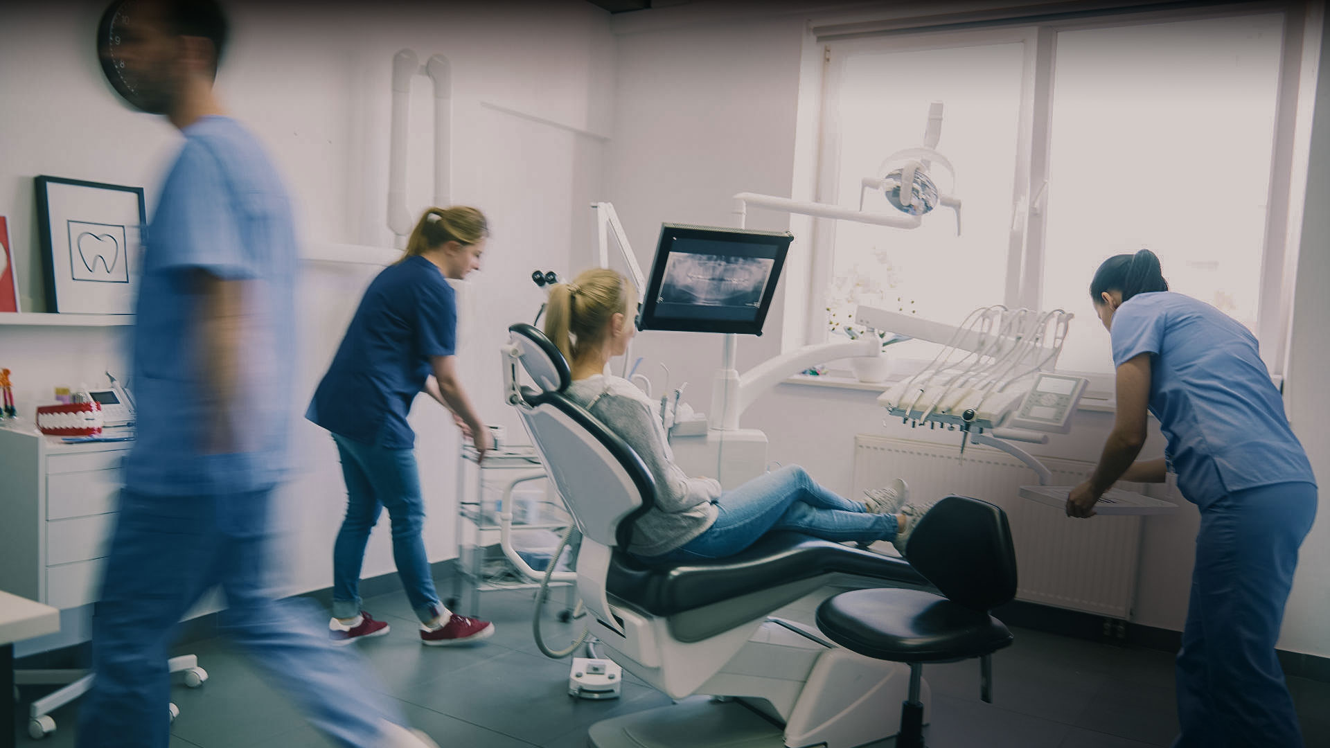 Medic dentist consultand un pacient in clinica Magda Calatoru